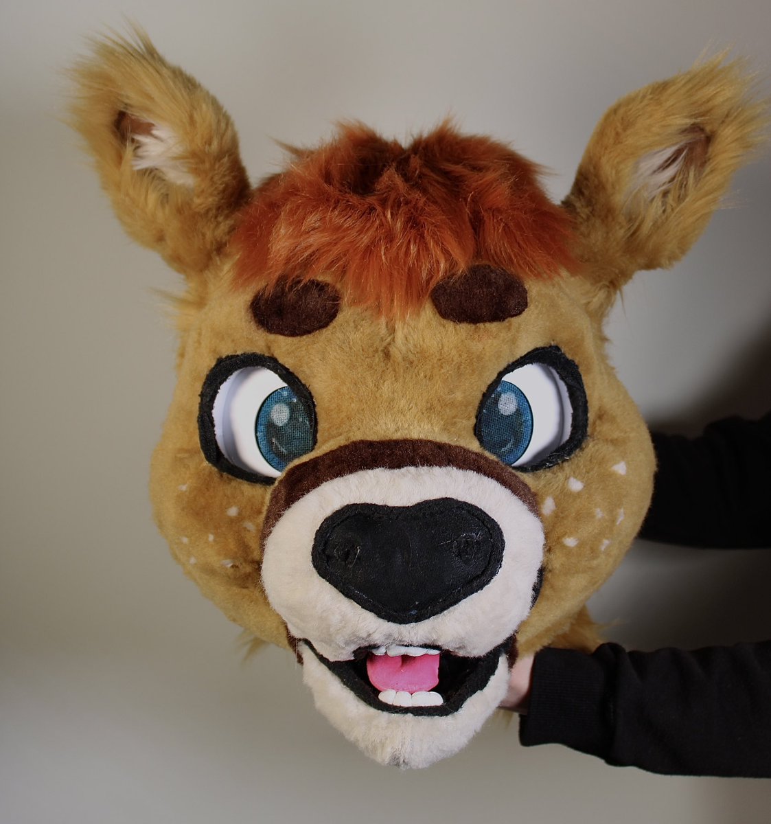 ContainCreature's tweet photo. Had the joy of bringing this deerlightful guy to life recently! 
Features 3 tongues, posable eyelids and removable antlers. Another successful little dude brought into the world by this mouse >:3 
#fursuit #FursuitsEveryday #furry https://t.co/p8CviNWA5M