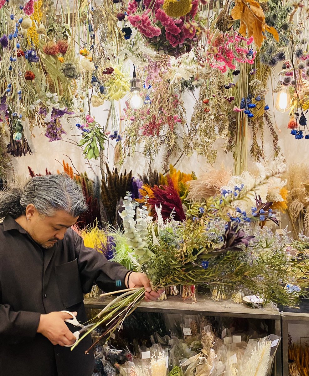 tatsuny06s's tweet image. 三次にある ioliteさんに作っていただいたオーダーメイドのドライフラワー💐
イメージを伝えたらそのまま形にしてくださるのはホントにすごい！
ウチらっぽい作品になったなぁって思う。
大切に飾らせてもらいます☺️
ioliteさん、ありがとうございました✨
#三次
#みよし人よし元気よし
#iolite