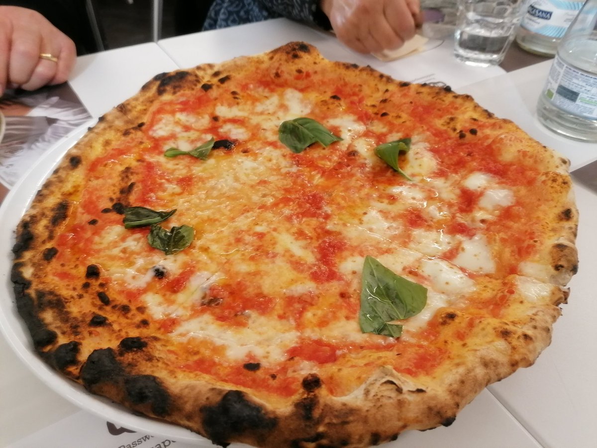 MyPrideHD's tweet photo. A few days ago btw was my mother's b-day and we gave her a great dinner ๐#gnummy #dinnerwithlove #italy #italianfood #dinnertime #foodporn #pizzamargherita๐ #pizza #enricoporziopizzeria๐ #alsolitoporzio https://t.co/5di7MD3LcA