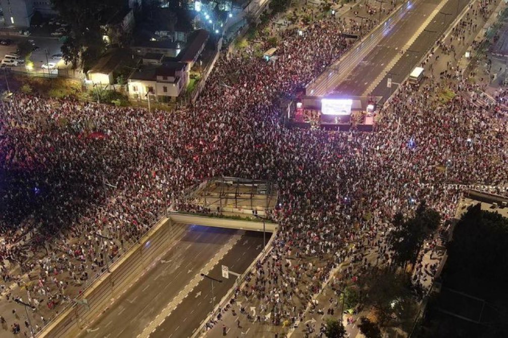 NoaGresiva's tweet photo. Israel está colapsando. 

Esto son imágenes de las protestas contra Netanyahu y su gobierno en Tel Aviv. https://t.co/HRgeUW4yJG