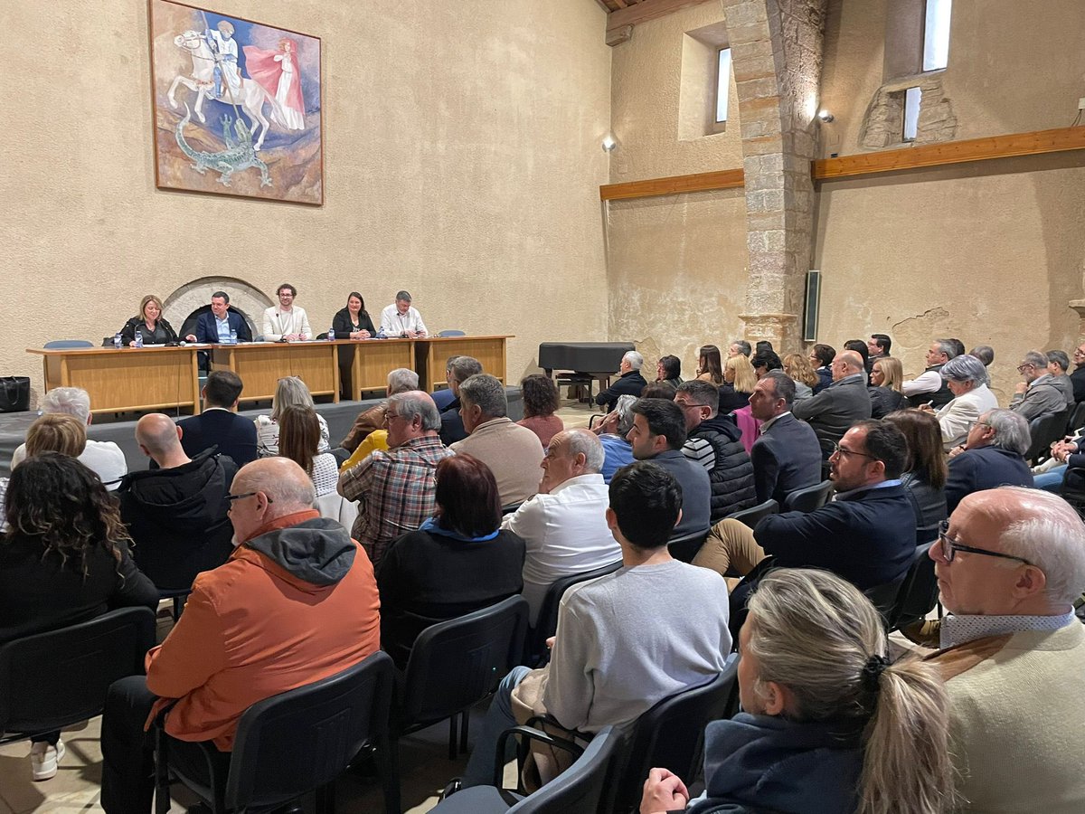 APL_Maresme's tweet photo. Avui, a Montblanc, hem participat en la 2a trobada del moviment municipal articulat a partir del @AraPacteLocal amb més de 200 regidors i alcaldes d’arreu del país
El Maresme hem estat presents treballant, debatent i compartint experiències per millorar els nostres municipis. https://t.co/TIRmL6n82l