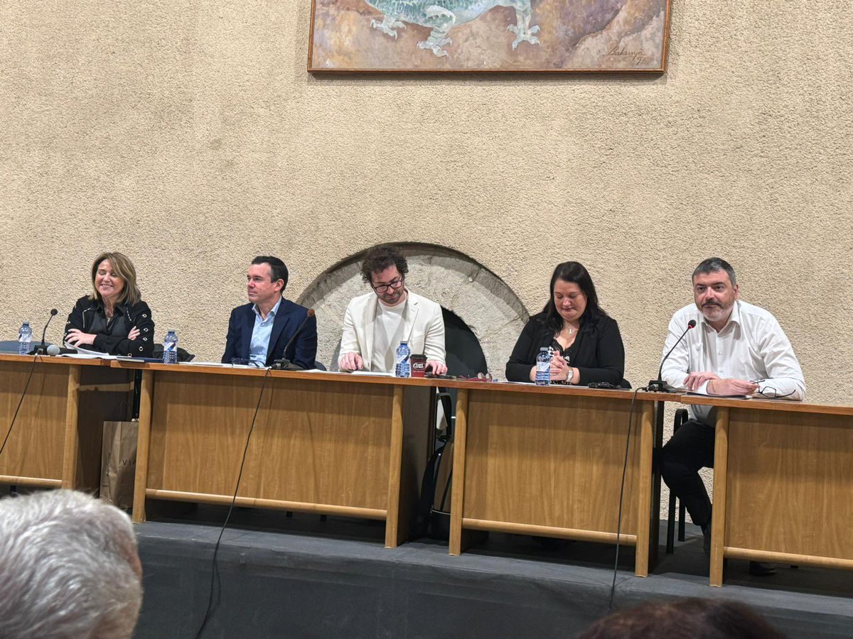 APL_Maresme's tweet photo. Avui, a Montblanc, hem participat en la 2a trobada del moviment municipal articulat a partir del @AraPacteLocal amb més de 200 regidors i alcaldes d’arreu del país
El Maresme hem estat presents treballant, debatent i compartint experiències per millorar els nostres municipis. https://t.co/TIRmL6n82l