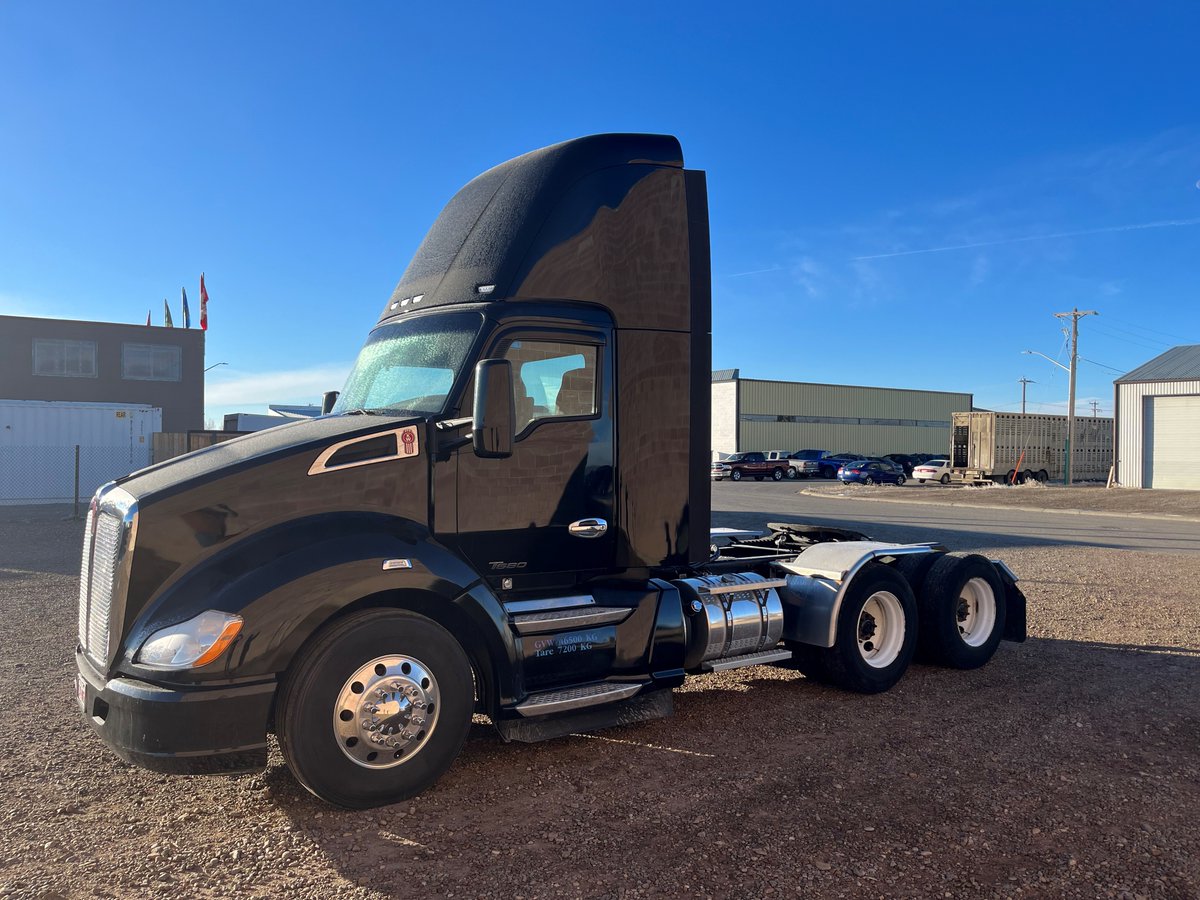 LarrysUsed's tweet photo. JUST ARRIVED LETHBRIDGE, AB LOCATION:
2018 PETERBILT T680 DAYCAB
MORE INFO:  https://t.co/maRDkPHWmr https://t.co/jqeysid5lR