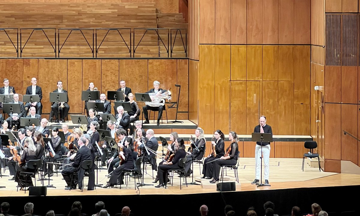 Hatte gerade einen wunderbaren Abend mit Bruckers 5. Sinfonie, toll gespielt von den Stuttgarter Philharmonikern, und herrlich erfrischenden Texten von @AlbrechtSelge (ganz rechts im Bild). Habe es genossen!