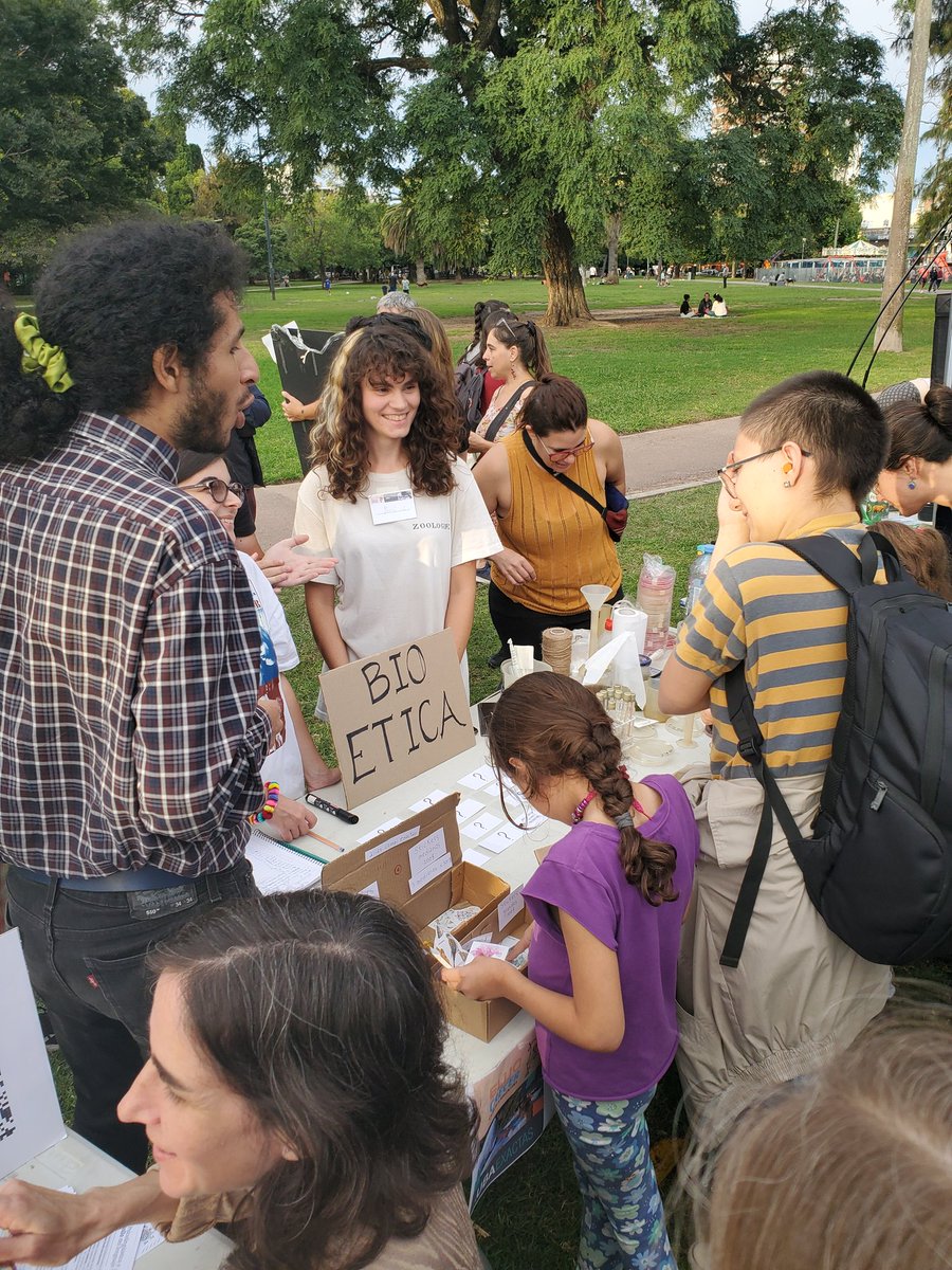 Dame mil veces esto. Pibites intersados en ciencia, preguntándole cosas a estudiantes, becarios, doctorandos y profes