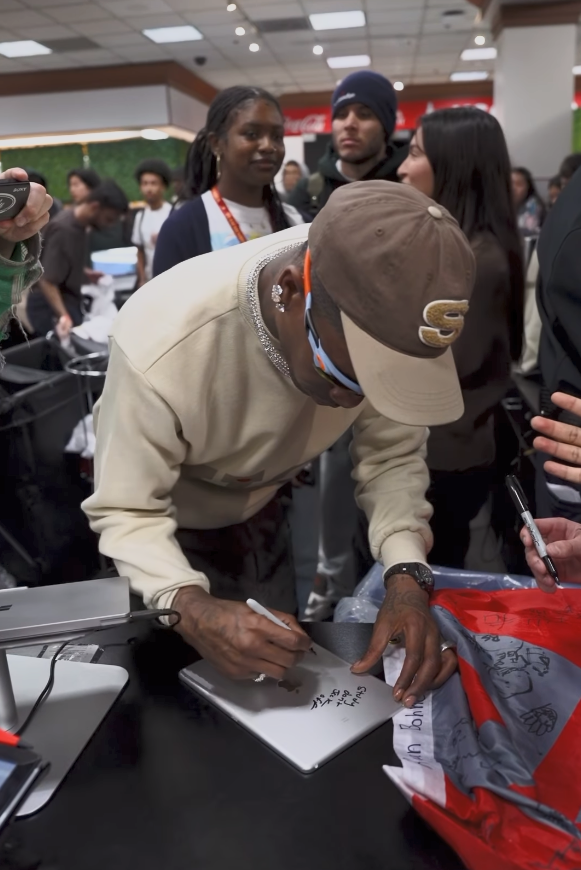 Kurrco's tweet photo. Travis Scott's signature on a fans iPad at USC 😭

"Study don't jack off" https://t.co/Yhvt7fdWcH
