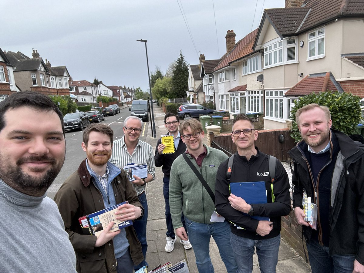 Out and about in Eltham Park talking to residents about the upcoming mayoral and general elections. So many residents keen for a fresh start at City Hall with @Councillorsuzie and seeking a local MP who will work hard for Eltham and Chislehurst @CharlieJSDavis #VoteConservative