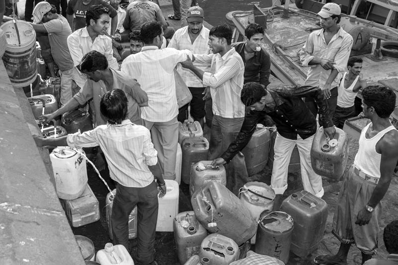 FRESHWATER QUARRELS
Boatmen fighting for freshwater access at a public tap, Gateway of India, Mumbai, India

Read detailed photostories on diverse water issues, problems & prospects in India on millenniumwaterstory.org

#WorldWaterDay2024 #WaterForPeace #indiawaterphoto #sdg6water