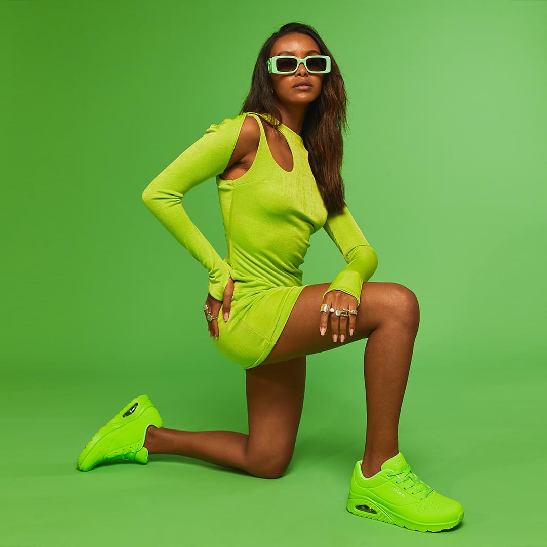 QuarkStyle's tweet image. Turn heads with a bold and bright statement wearing the Skechers Street Uno - Night Shades💚. 

Shop Now: ow.ly/Oe8n50R9kFo