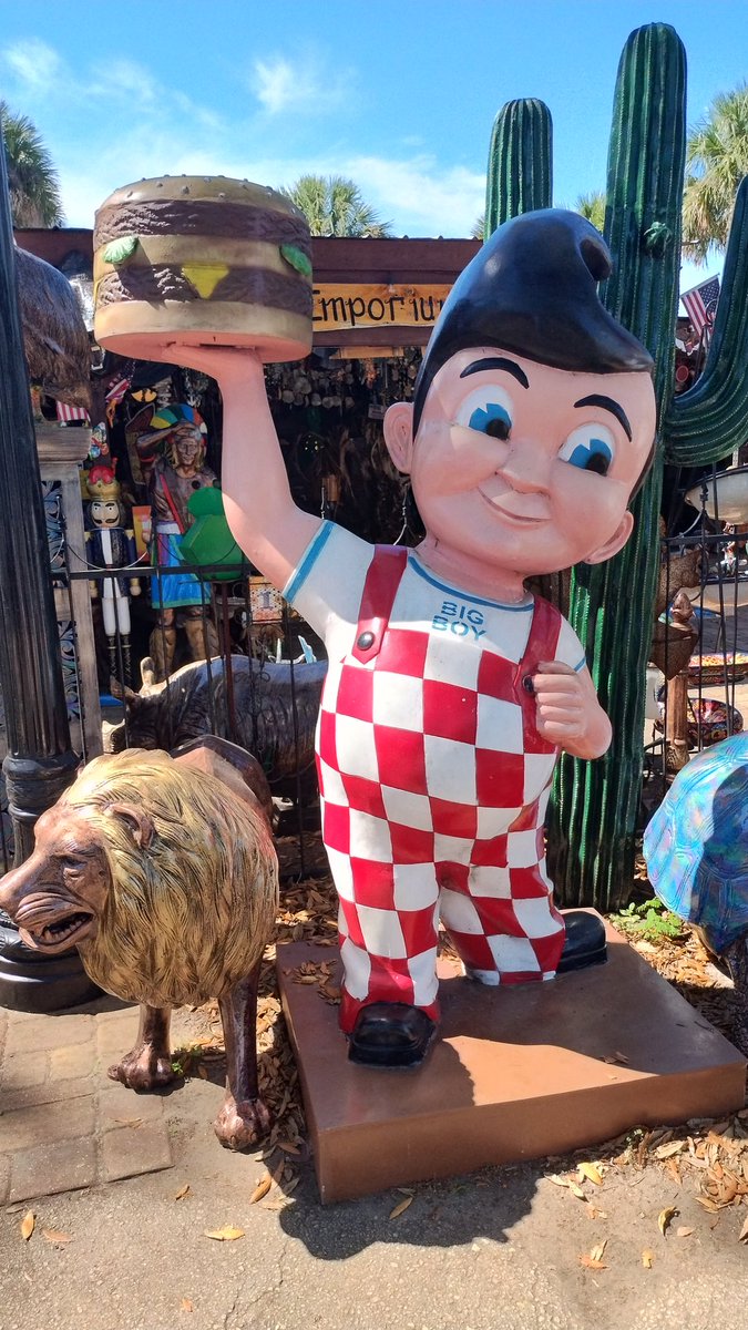 *BREAKING NEWS* Who cares about the Eclipse and the Earthquakes!!! Have You Heard Bob BIG BOY went VEGAN!! Talk about Crazy News!!! 😁😁💯