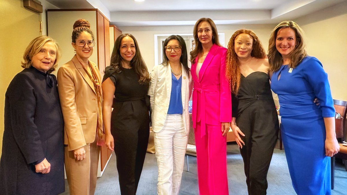 Wonderful day at @Wellesley celebrating the launch of the @HillaryClinton Center for Citizenship, Leadership and Democracy! I spoke on a panel “Journeys Into Civic Purpose,” and met so many strong, inspirational women leaders who embody Wellesley’s commitment to public service.