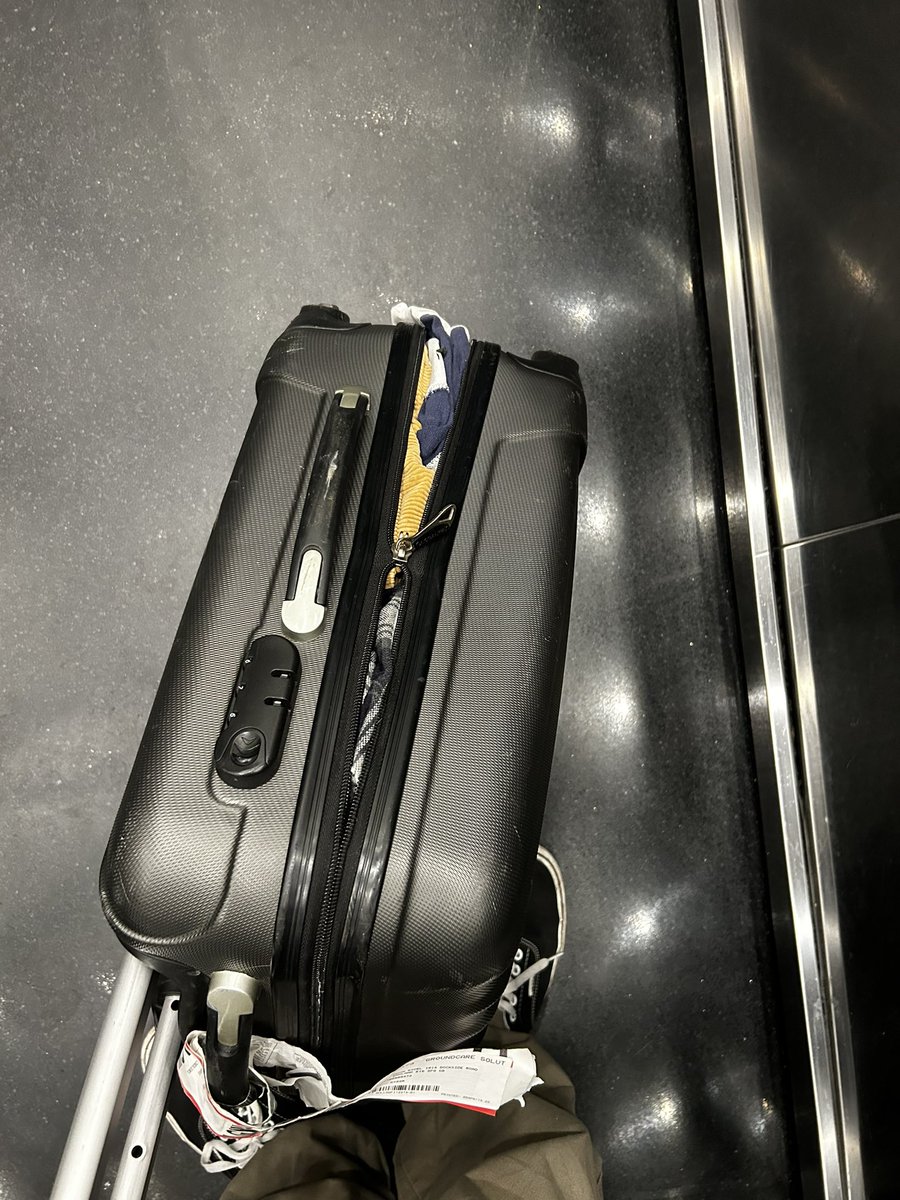 Delivered without saying anything and they broke my suit case :))))))))))))))))))) shoutout <a href="/Icelandair/">Icelandair</a> fr