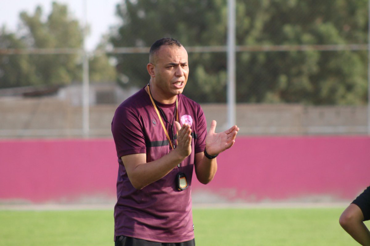 بمناسبة اليوم العالمي للمدرب 
انا مدرب ........وافتخر 
لست طبيبا........ولكنني عالجت 
لست عالما........ ولكنني علمت
لست مهندسا.....ولكنني صممت 
لست ممثلا.........ولكنني لعبت جميع الأدوار..

فكنت المربي والاب والاخ و الصديق ،انا كل ذلك انا مدرب بابتسامتي الرائعة وبخطواتي الواثقة