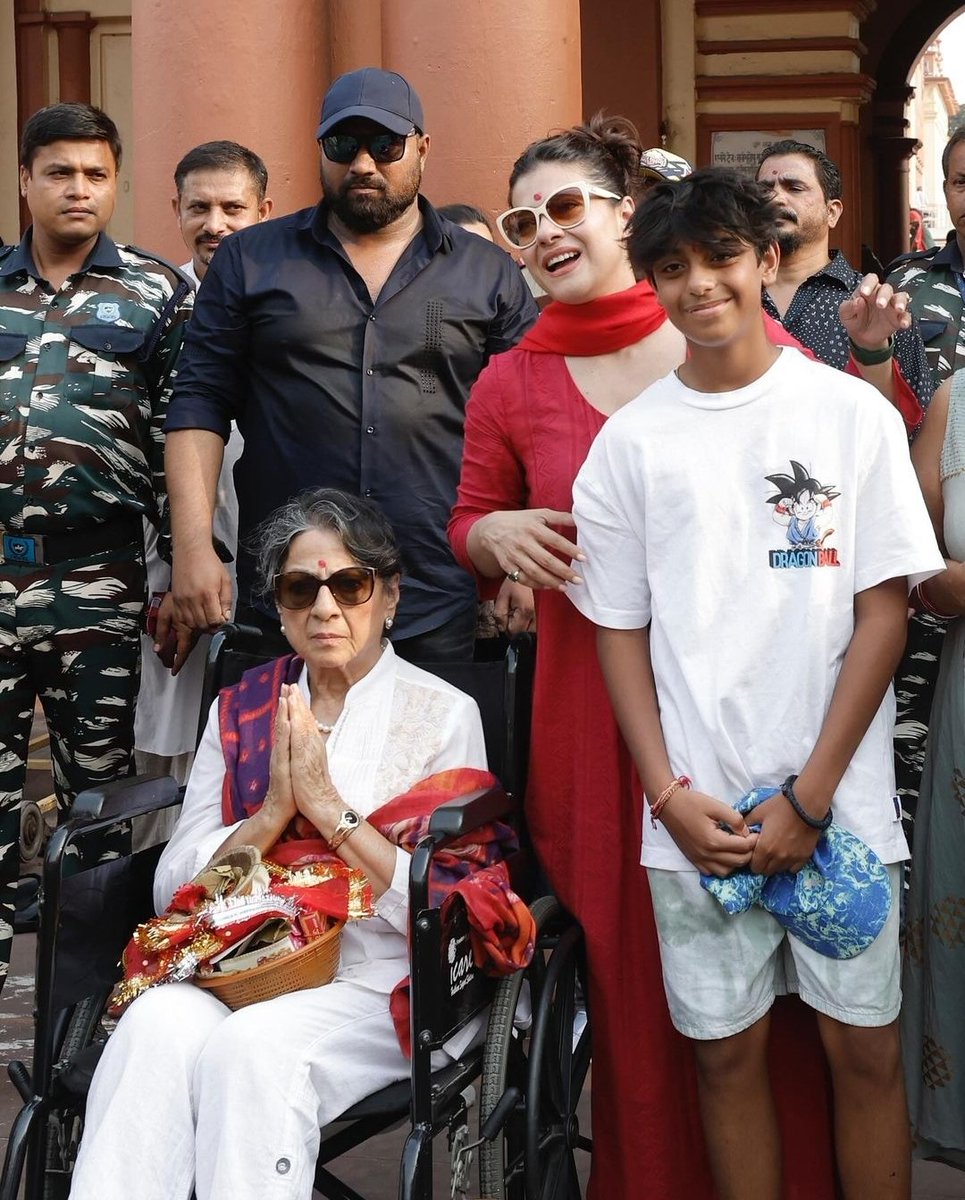 KajoLoverShan's tweet photo. #Kajol visits Dakshineswar Temple with Yug and Tanuja ❤️ https://t.co/SCxpd5dDvK