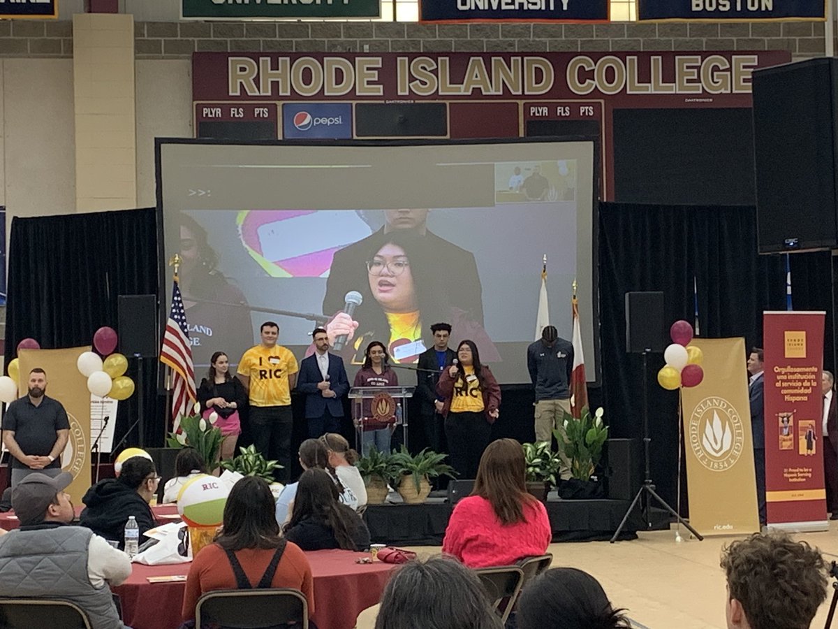 .@RICNews welcoming prospective #AcceptedStudents and their families. One of the student ambassadors from @CentralFalls_RI did so with a #bilingual message! THIS is everything. #DEI #RepresentationMatters #HSI