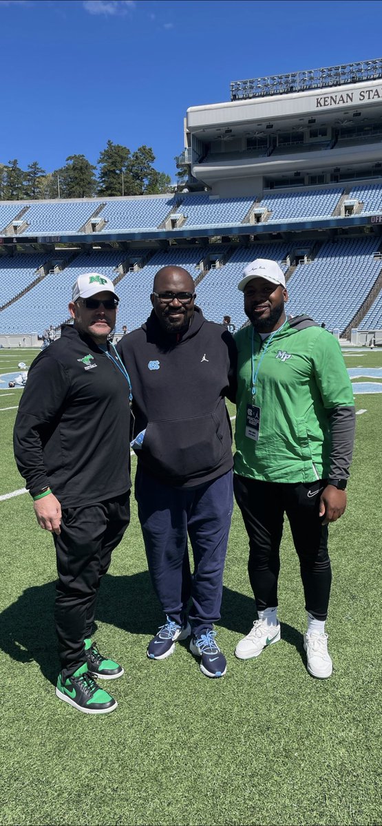 Great to catch up and see a long-time friend and coach @CoachLindsey with @coachjames29 at UNC spring practice! Thanks @UNCFootball for having us! 🐎🐎🐎@myersparkfball