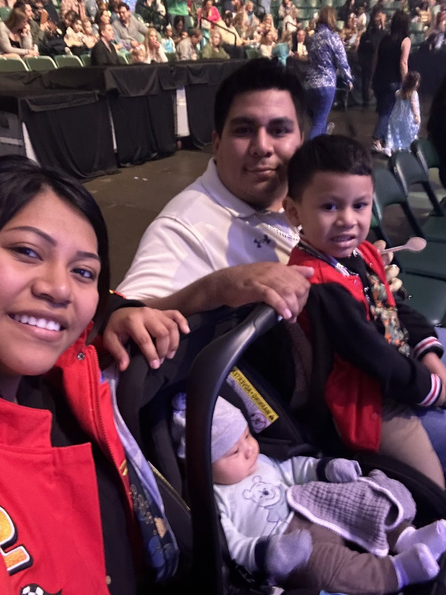 kathyTL16's tweet photo. #disneyonice https://t.co/5FYnZH2eui