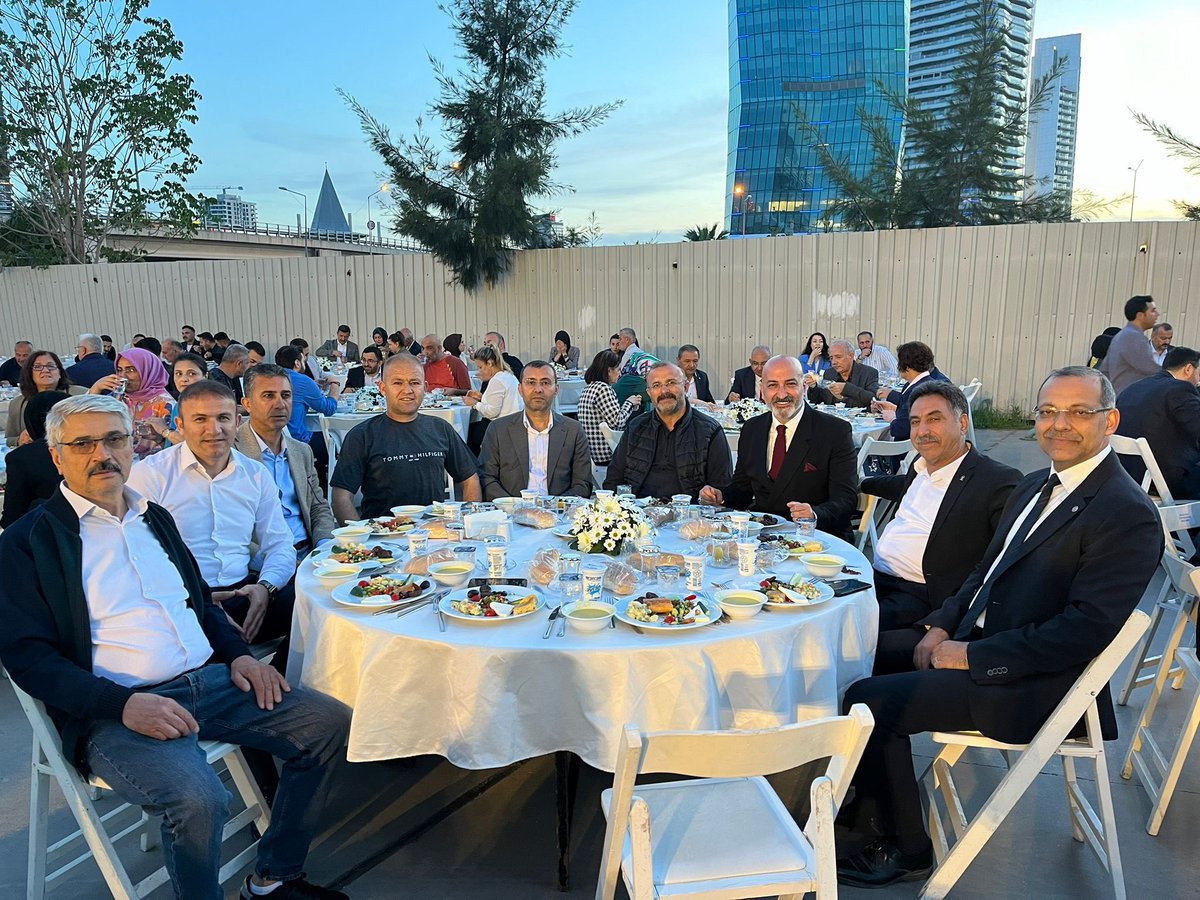 Ak Parti İzmir Geleneksel Vefa iftarımızda tüm teşkilatımızla bir araya geldik. Biz büyük bir aileyiz. #vefa #sosyalpolitikalar #izmir