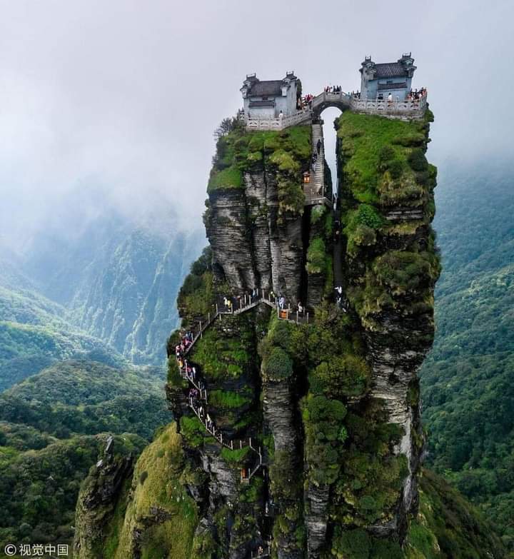 O Monte Fanjingshan, dado como Património Mundial da UNESCO em 2018, é considerado o monte mais rico em biodiversidade da China. É uma das últimas florestas subtropicais da Terra e tem mais de 48 templos empoleirados em formações rochosas que parecem tocar o céu #NatureBeauty