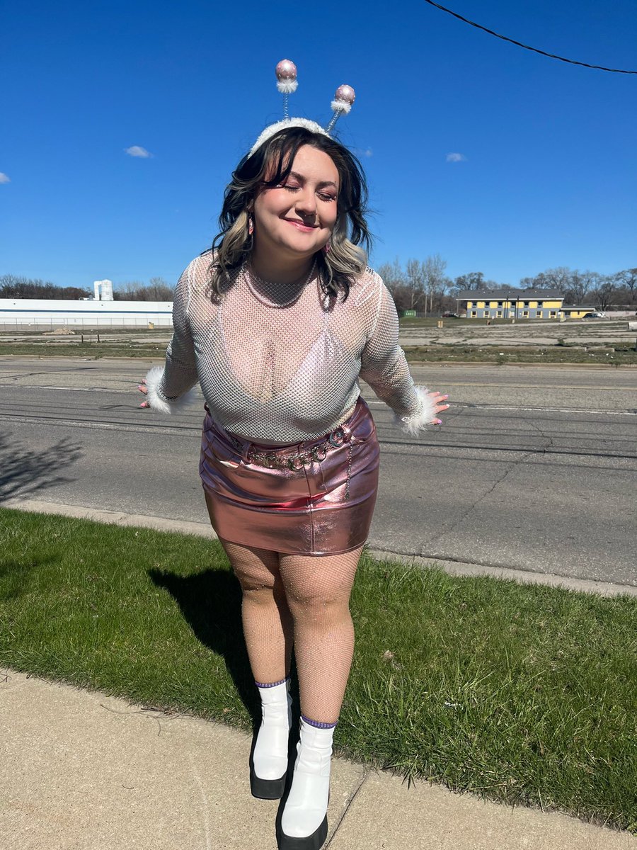 sidehoobs's tweet image. but there i was, in my heels with my hair straight !!