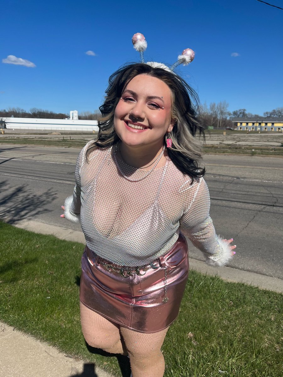 sidehoobs's tweet image. but there i was, in my heels with my hair straight !!