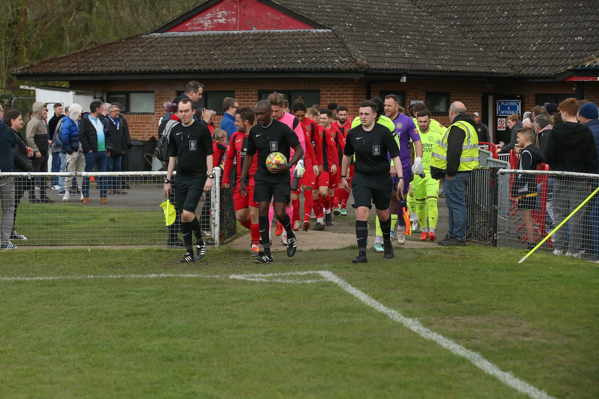 Both teams are out @wincityfc v @HungerfordTown @DanRobbo1986 @LukeCairney2 @HTFC_Supporters @CiaranMorri @Sdestcroix1 @Love_non_league @NonLeagueCrowd @martypl76 @Lukeo45