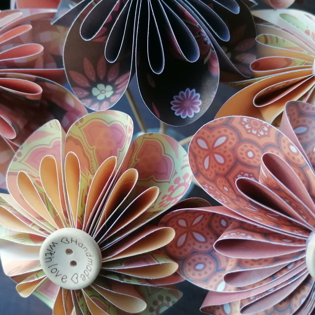 HarikaSheffield's tweet image. Loving the 70's vibe on this gorgeous bouquet of round Kusudama Flowers..
7 flowers each on a bamboo stem. 

£14.00 plus £3.50 postage