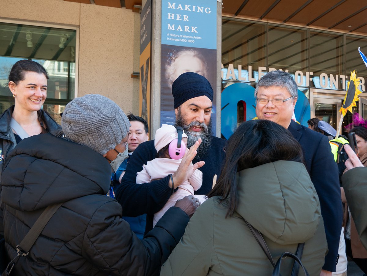 Federal NDP leader @theJagmeetSingh made the trip to the picket line today to let @agotoronto workers on strike know: he's taken the pledge to not cross their picket line. ⚡️ Now it's your turn - head to NoDealNoAGO.ca & commit to standing with workers! #OnPoli #OnLAB