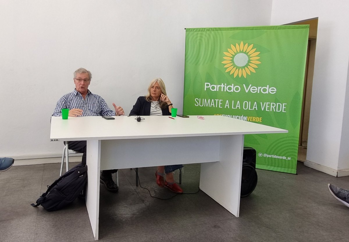 🌻Hoy llevamos a cabo la conferencia en la sede del Partido Verde, donde Pablo Talamoni y Silvia Vázquez ofrecieron exposiciones sobre contexto político actual y desafíos con perspectiva ambiental. 
👉Posteriormente, se generó un debate en el que participamos activamente.