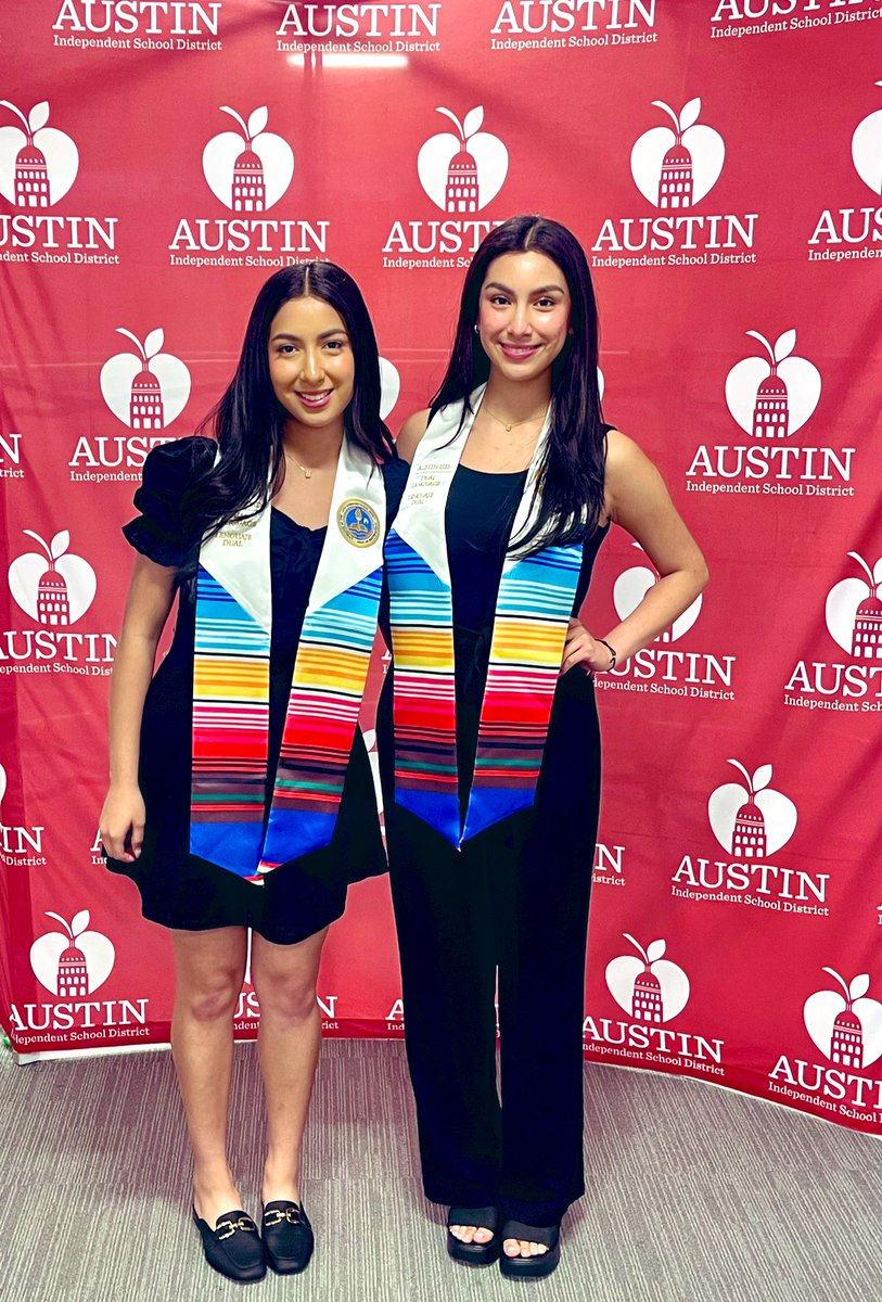 These two students from Becker Elementary (L) watched seniors from other schools present their portfolios as they prepare to graduate with the @AustinISD seal of biliteracy. A dual language legacy. Congratulations to @AustinCrockett students (R). #MuestraDeProyectos