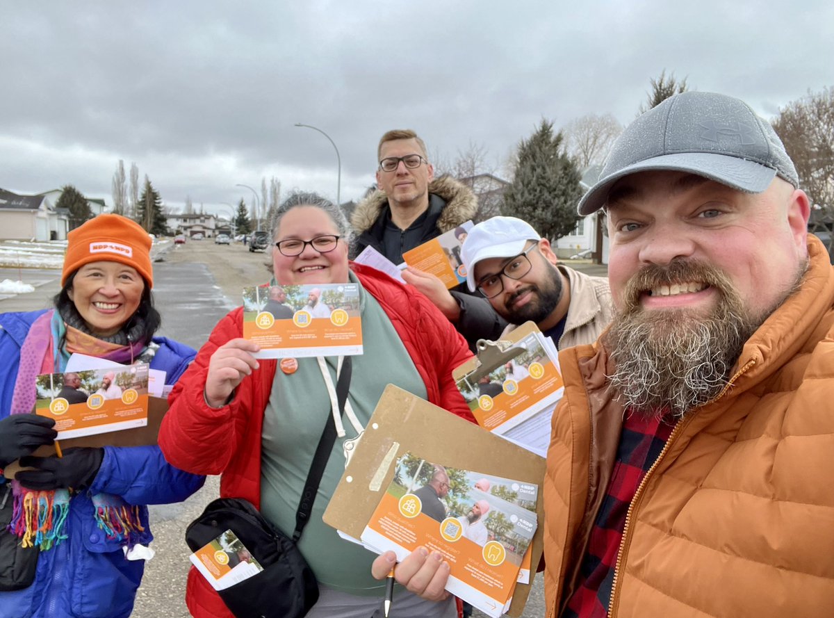 It was a great afternoon with the Edmonton Manning @NDP team this afternoon chatting to constituents about #ndpdental care.