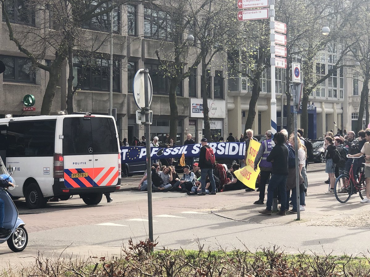 Beetje Schadenfreude wel. Het fragiele ego van @jan_vanzanen wilde per se de #A12Blokkade voorkomen, omdat concullega Halsema eerder de A10 open hield.

Het resultaat? Totale chaos in de stad.

@NLRebellion volhardt in de strijd tegen #FossieleSubsidies
Tot de volgende, Jan! 💚✊🏼