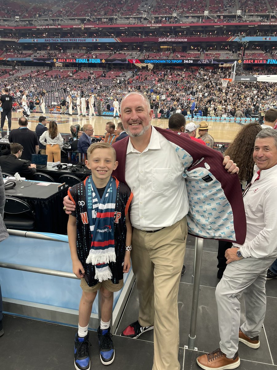 My annual @MFinalFour pic with my @WCChoops sports coat from @RevealSuits‼️
This year with my little guy Patrick!