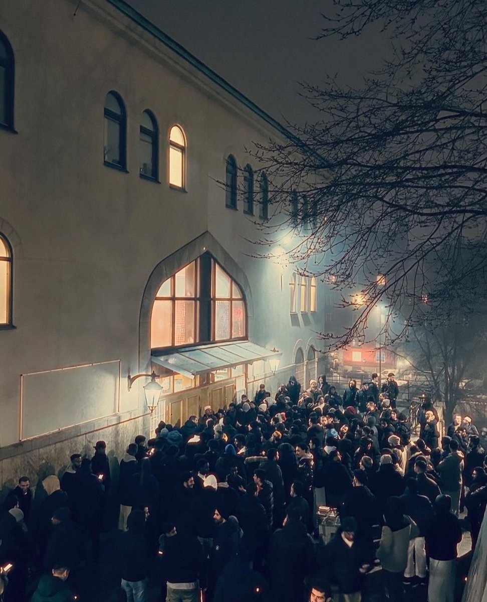 Kiriman kawan di Stockholm, Swedia: suasana malam 27 Ramadan. Penuh sesak. Sekitar empat tahun lalu pernah singgah di masjid ini utk salat Jumat.