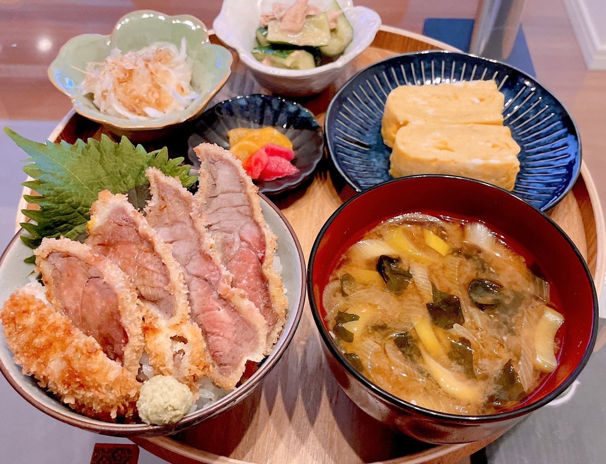 お昼ご飯 ❯❯ 牛カツ丼 買ってた牛カツ丼弁当に卵焼き、新玉サラダ、きゅうりの和え物、長ネギとわかめのお味噌汁を作りました(* .ˬ.) 今日はこれから暖かくなるみたいなので近所の公園に桜見に行ってきまーす｡❀·̩͙ 良い1日を𓂃◌𓈒 #AyaMem #おうちごはん