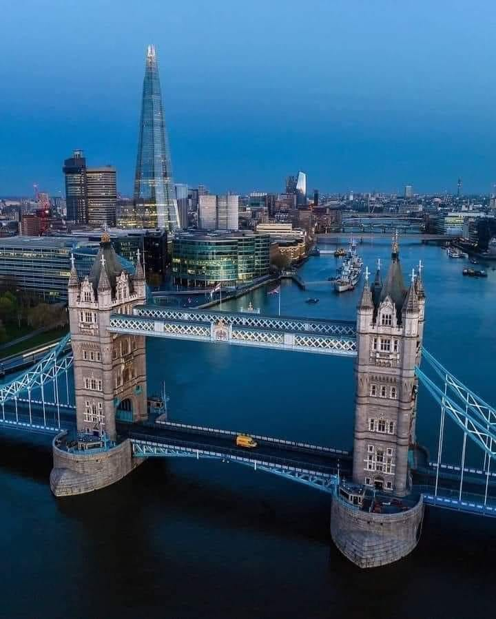 Diferencias entre Reino Unido, Bretaña, Gran Bretaña e Inglaterra:
Inglaterra es un país como Nigeria, y su capital es Londres, al igual que Abuja es la capital de Nigeria.
Gran Bretaña es un conjunto de 3 países que se unieron como un solo país y tiene su capital en Londres.