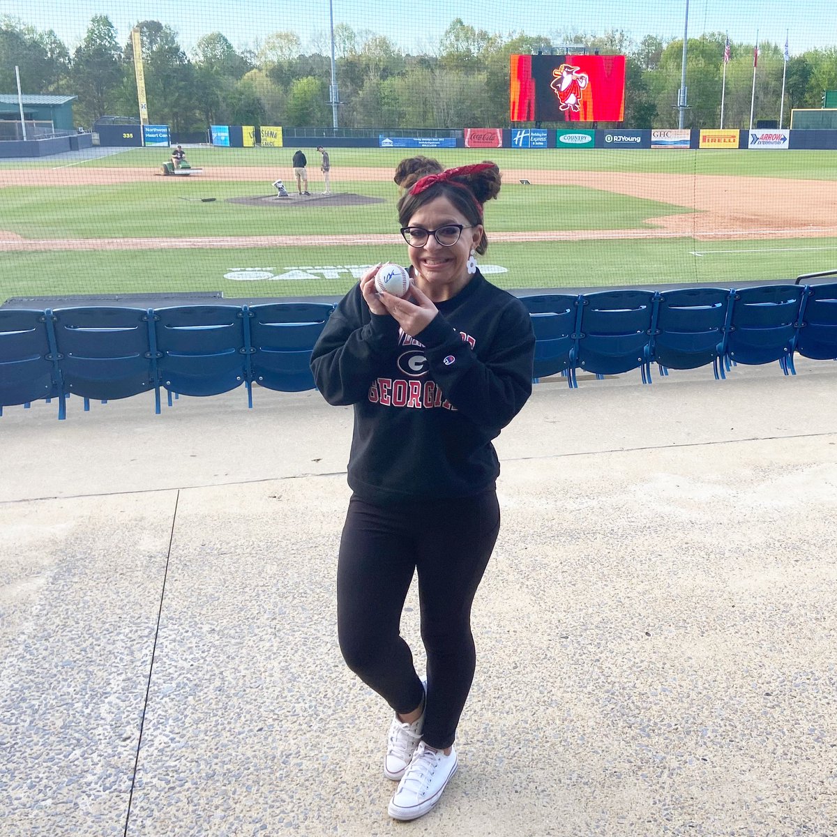 CarlyDonohue4's tweet photo. GREAT DAY OF BASEBALL
The @HickoryCrawdads didn’t win but it was a great time. I even got a game ball & had it signed by Sebastian Walcott. We are planning to visit Asheville, NC to see the Crawdads & the @GoTourists Hoping to catch up w/ @CoachCalhoon too #LifeLongFriendship 🖤 https://t.co/PoceeaITDA
