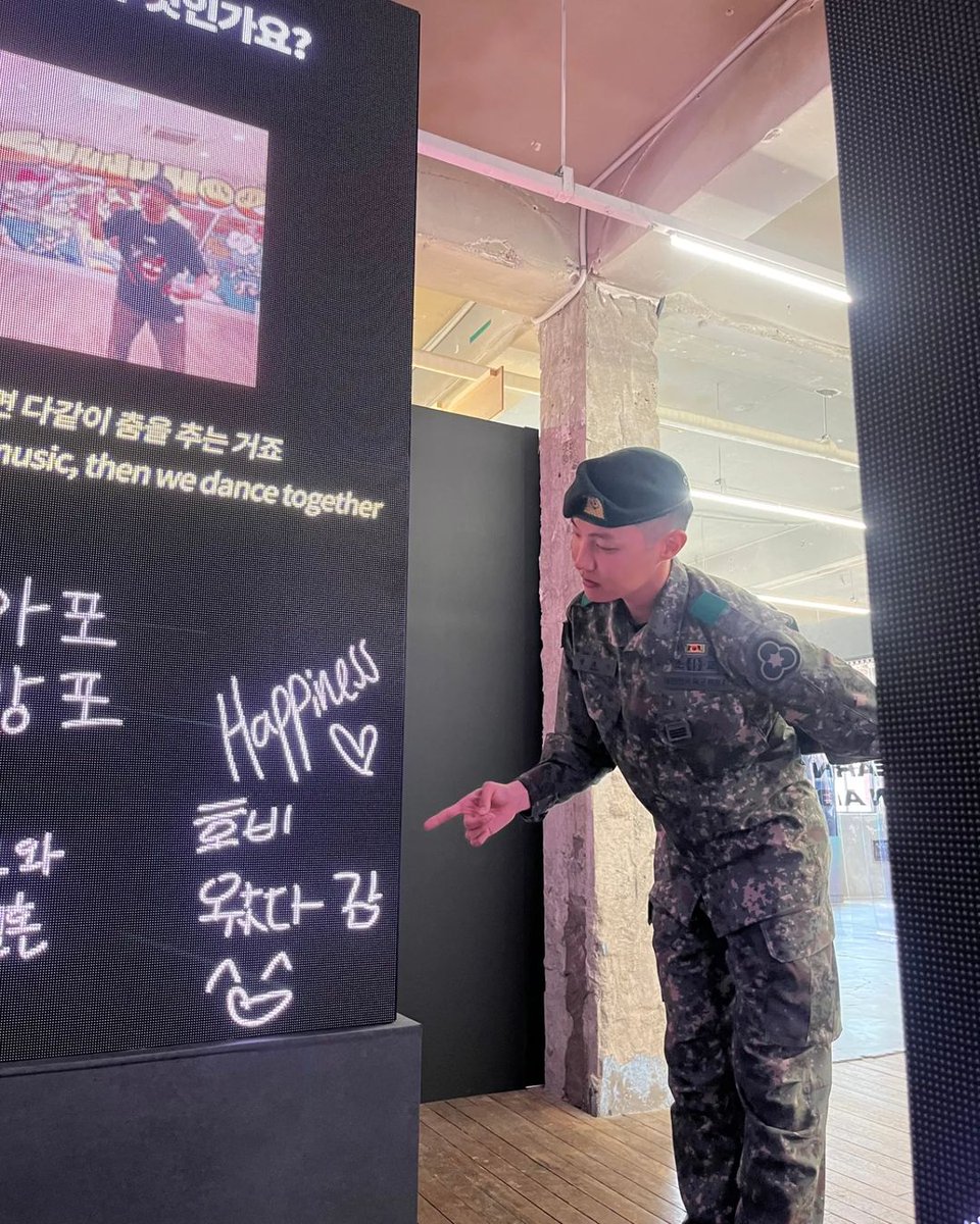 j-hope mendatangi 'HOPE ON THE STREET' POP UP di Seoul 🥺❤️‍🔥 I'm currently vibing to #jhope's special album #HOPE_ON_THE_STREET and #jhope_NEURON