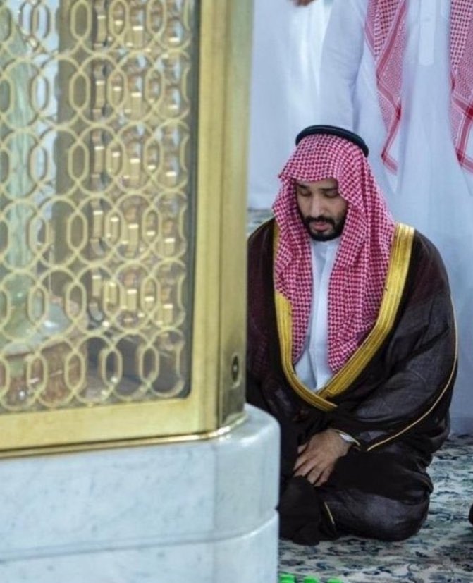 AREEB_91K's tweet image. #ولي_العهد_في_مكة_المكرمة 

اقسم بالله لن يُهزم شخص تذلل وخضع وخشع لله وحده 

( اللهم انه يحمل همّ امه فأعنه ومكنه و انصره واجعلنا به نصل  لاحلامنا وطموحنا ) 🇸🇦