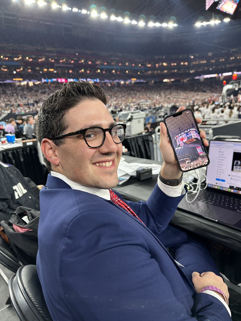 JakeMarsh18's tweet image. FINAL FOUR WEDGIE IN-PERSON!!!