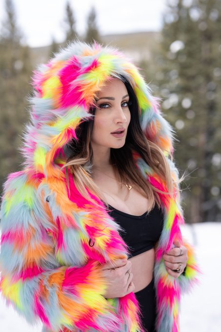I&rsquo;m obsessed with this jacket.. new profile pic worthy? What do we think?!   Jacket @spirithoods  📸 @KameraNinjaa<a href="/tag/tricon"class="tags"><span>#tricon</span></a>