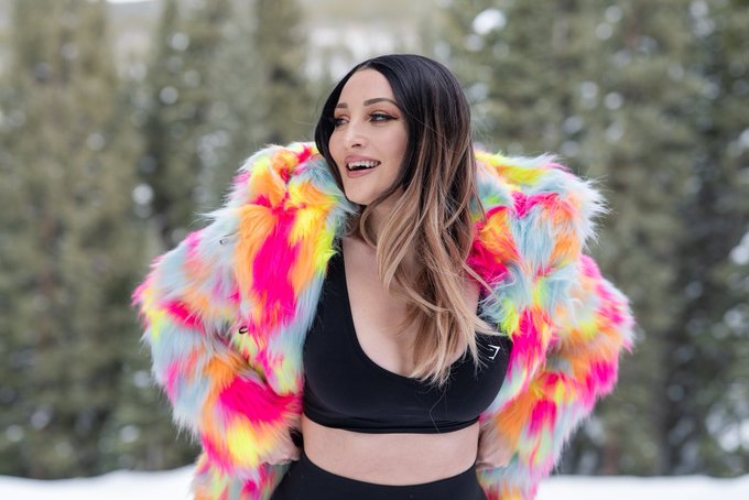 I&rsquo;m obsessed with this jacket.. new profile pic worthy? What do we think?!   Jacket @spirithoods  📸 @KameraNinjaa<a href="/tag/tricon"class="tags"><span>#tricon</span></a>