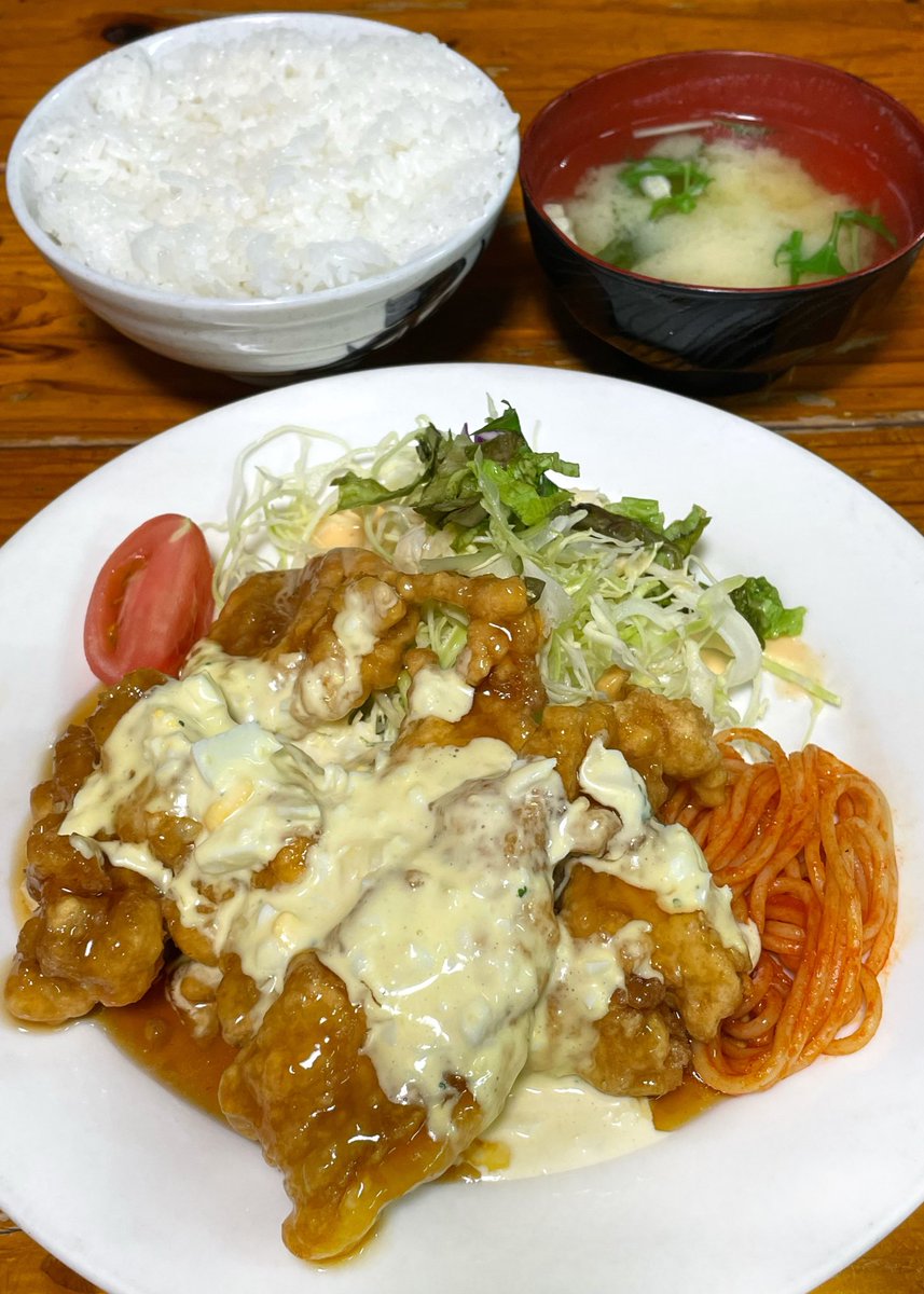 『樹のめし家』
◎チキン南蛮定食
宮崎市島之内に在る超人気拉麺&amp;定食店🍜🍚✨自家製南蛮ダレと自家製タルタルソースを使用した人気No.1メニュー🐔✨とろみのある甘酢ダレと,たっぷりのタルタルソースが,柔らかくジューシーな鶏腿肉と絶妙に絡み合い超絶品🐔😍💕宮崎のチキン南蛮てげうめっちゃが🐔❣️