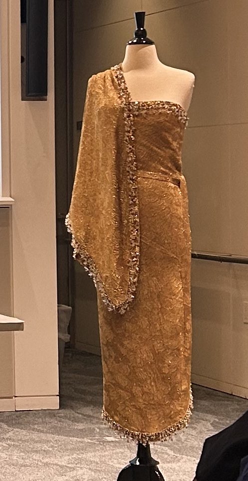 Gorgeous Balenciaga from 1964 inspirerad by #sari but cut and seamed with foundation support, talk @BardGradCenter #phdlife <a href="/sgsah/">SGSAH</a> <a href="/UofGlasgow/">University of Glasgow</a>
