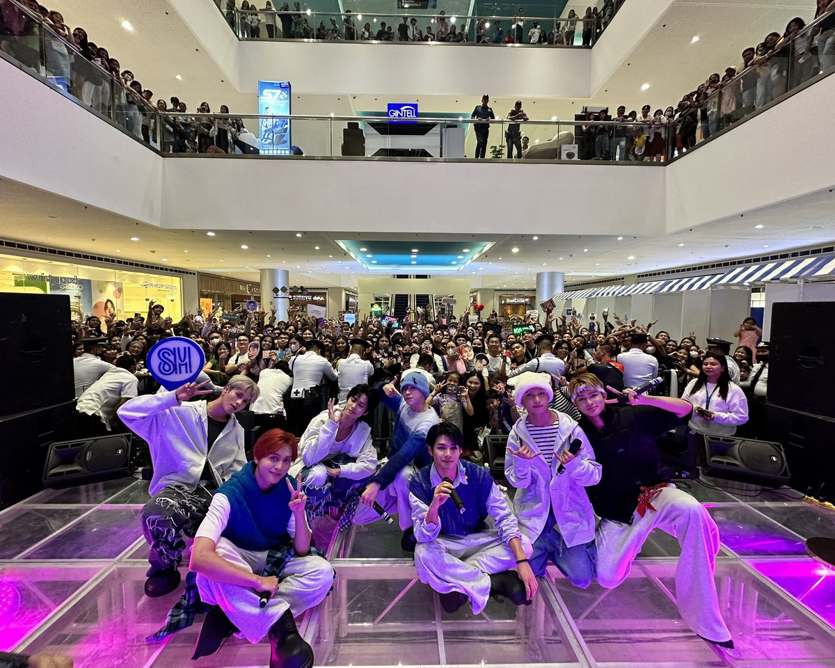 #HORI7ON continues to draw large crowds at the malls during their fan-sign events. 📸: @HORI7ONofficial Venue: SM Megamall