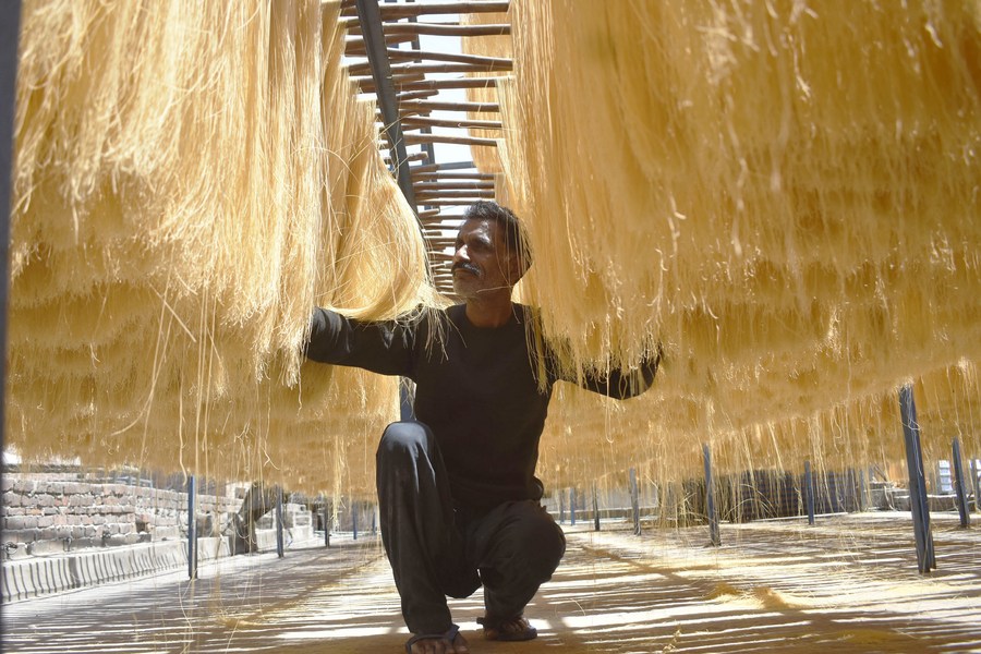 Workers are busy making traditional vermicelli noodles used for breaking fast during holy month of Ramadan at factory in Lahore, Pakistan #AsiaAlbum xhtxs.cn/Sqz