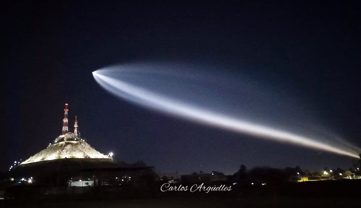 Todo un espectáculo el cruce de la misión espacial Starlink 8-1 por el cielo de Hermosillo, dejando a su paso una estela de luz.