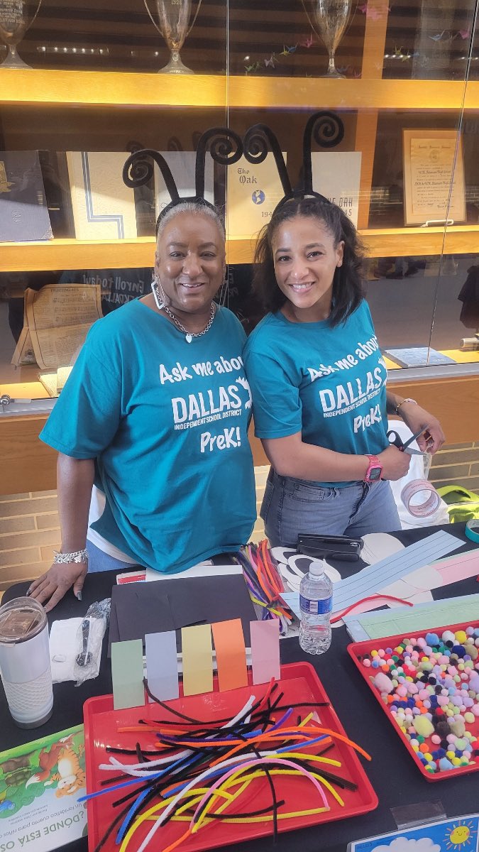 A future #DallasISD PreK student asked me for a hug after making her ‘bug’ craft 🥰🥰🥰 It warmed my heart to know WE,  @Dallasacademics , made her feel welcome and excited for school. 
#AskMeAboutPreK @dallasschools