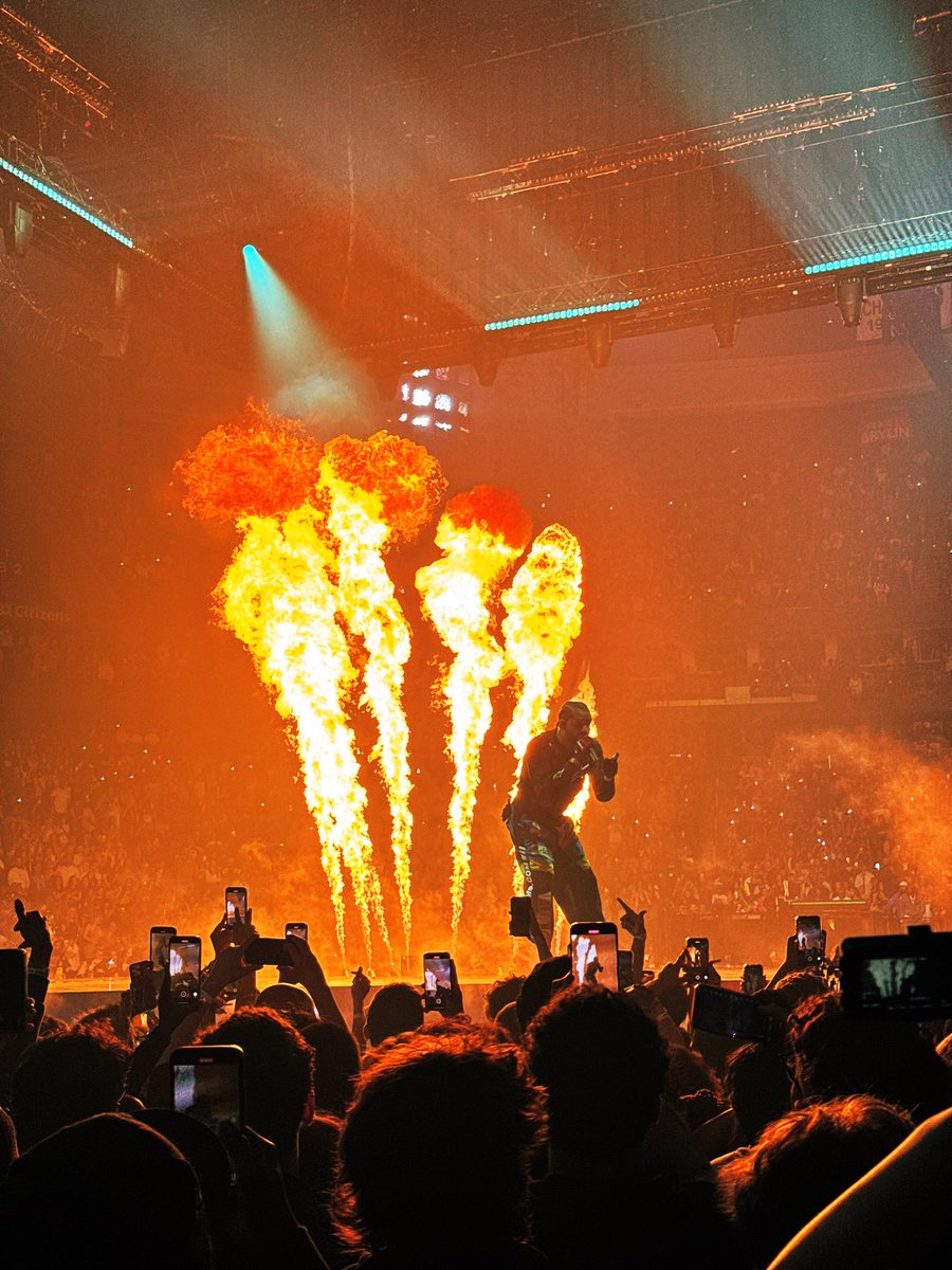 Hi <a href="/ComplexMusic/">Complex Music</a> <a href="/Complex/">Complex</a> can you repost this on your page(s)? This is from Drake’s last night on tour yesterday 😁