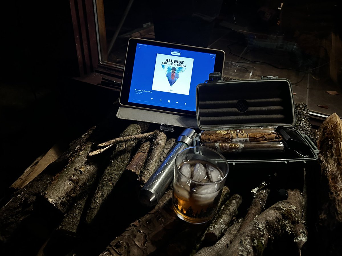 Called it a night under the beautifully starry but chilly night. Had to head under the propane heater to finally get started on this @MyFatherCigars Le Bijou 1922. Some Apple rum to go along with it